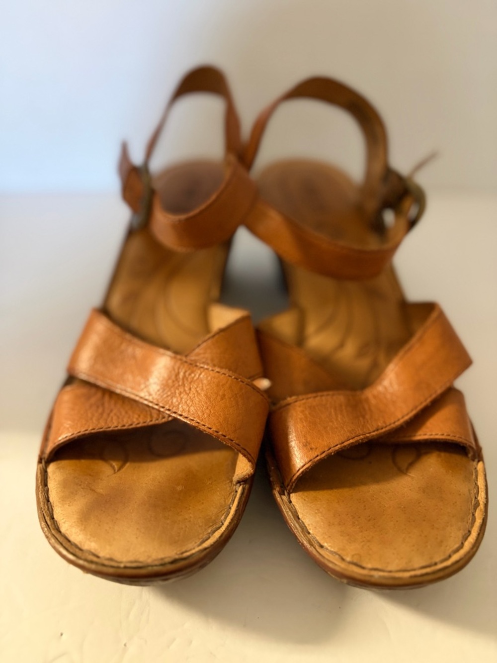 Born Tan Leather Cross-Strap Women’s Sandals. Size 9